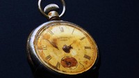 Jam Saku terjual € 130.000. Jam saku ini milik seorang pelayan di kapal, bernama Edmund Stone.