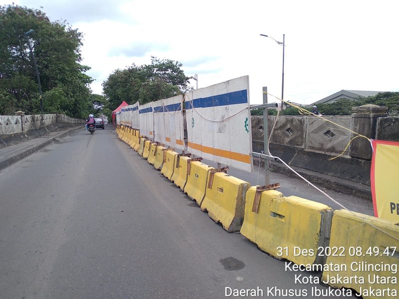 Barier-seng dipasang di sisi pagar beton Jembatan Marunda-Cilincing yang ambrol. (Dok Bina Marga Jakut)