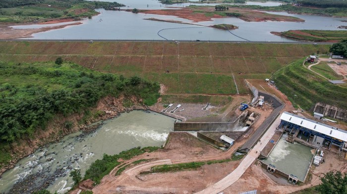 Baru Diresmikan Jokowi, Begini Potret Bendungan Sadawarna Foto udara suasana Bendungan Sadawarna di Desa Tanjung, Kecamatan Surian, Kabupaten Sumedang, Jawa Barat, Selasa (3/1/2023). Bendungan dengan kapasitas 70 juta meter kubik air yang memiliki luas genangan sekitar 680 hektare tersebut memiliki fungsi utama untuk mengairi sekitar 4.280 hektare sawah di Kabupaten Subang, dan Kabupaten Indramayu serta sebagai salah satu pengendali banjir yang kerap kali terjadi di kawasan Kabupaten Subang. ANTARA FOTO/Raisan Al Farisi/foc.