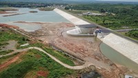 Foto udara suasana Bendungan Sadawarna di Desa Tanjung, Kecamatan Surian, Kabupaten Sumedang, Jawa Barat, Selasa (3/1/2023).