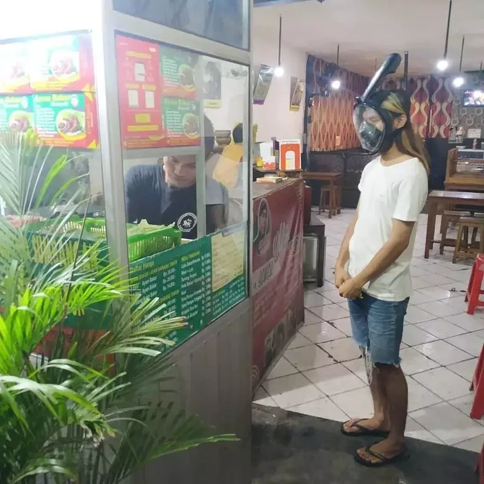 Beli makanan pakai kostum nyeleneh