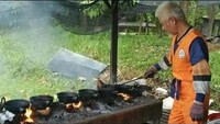 Menjajakan makanan yang dimasak secara tradisional, penjual makanan ini berpenampilan menggunakan kostum Son Go Ku Dragon Ball. Foto: Instagram/Twitter