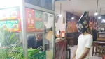 Bikin Ngakak! 10 Orang Ini pakai Kostum Nyeleneh saat Jual-Beli Makanan
