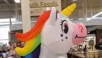 Tak kalah nyeleneh, orang ini menggunakan kostum unicorn satu badan full saat berbelanja bahan masakan di supermarket. Ia tampak sibuk denga keranjang belanjanya. Foto: Instagram/Twitter