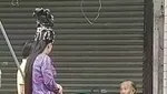 Bikin Ngakak! 10 Orang Ini pakai Kostum Nyeleneh saat Jual-Beli Makanan