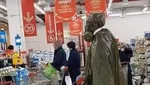Bikin Ngakak! 10 Orang Ini pakai Kostum Nyeleneh saat Jual-Beli Makanan