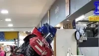 Masih pakai kostum robot, agaknya orang ini kelaparan sehingga ia memutuskan untuk memesan makanan tanpa melepas kostumnya Foto: Instagram/Twitter