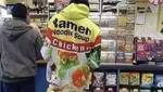 Bikin Ngakak! 10 Orang Ini pakai Kostum Nyeleneh saat Jual-Beli Makanan