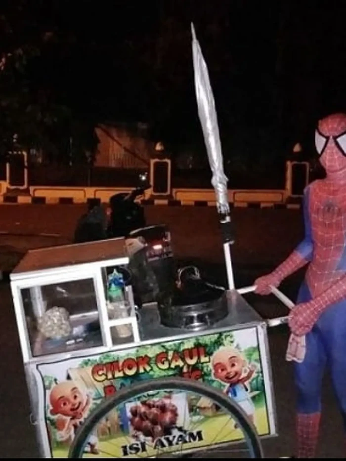 Beli makanan pakai kostum nyeleneh