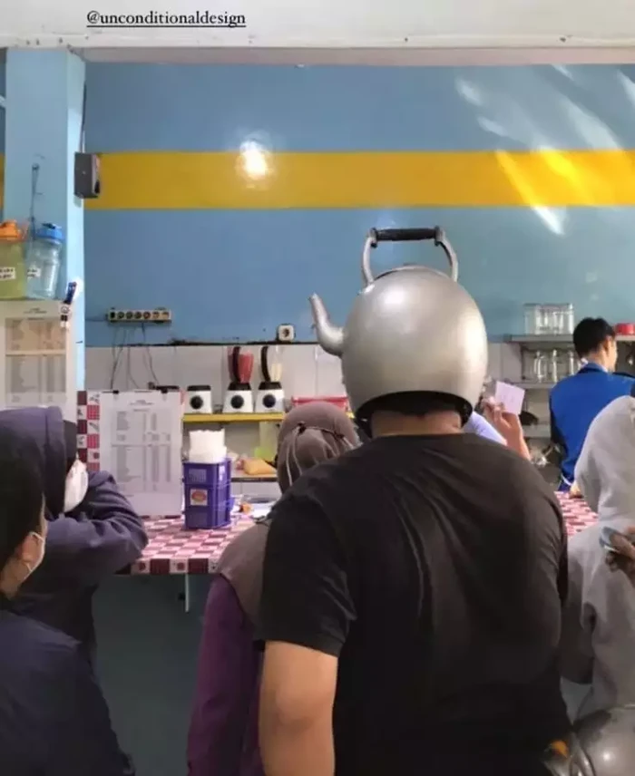 Beli makanan pakai kostum nyeleneh