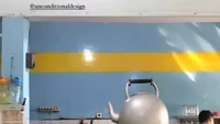 Dari belakang kelihatan aneh ada teko di atas kepala, rupanya pria ini mengenakan helm berbentuk teko saat memngantri makanan di sebuah warung makan. Foto: Instagram/Twitter