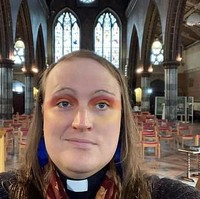 Penampilan Bingo pun jadi sorotan. Dia tampil dengan eyeshadow terang dengan jubah pendetanya. Foto: dok. Facebook