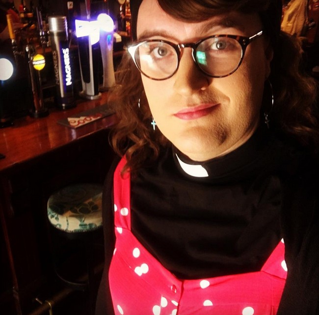 Bingo menyatakan dirinya sebagai non-biner tujuh tahun lalu saat menjalani pelatihan sebagai pendeta. Foto: dok. Instagram/@revbingo