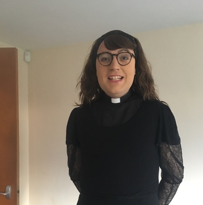 Bingo Allison merupakan pendeta viral yang tengah jadi sorotan. Secara terbuka dia mengakui dirinya sebagai non-biner, transgender wanita dan masuk ke dalam lingkup LGBTQ. Foto: dok. Instagram/@revbingo