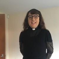 Bingo Allison merupakan pendeta viral yang tengah jadi sorotan. Secara terbuka dia mengakui dirinya sebagai non-biner, transgender wanita dan masuk ke dalam lingkup LGBTQ. Foto: dok. Instagram/@revbingo