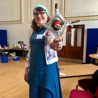 Bingo menjadi pendeta non-biner Gereja Inggris pertama yang mengakui secara terbuka tentang identitas gendernya.Foto: dok. Instagram/@revbingo