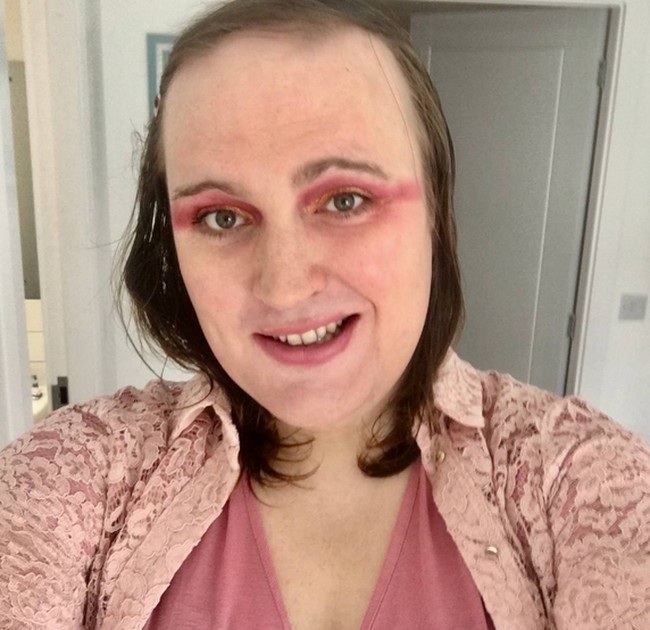 Seperti dikutip Daily Mail, Bingo mengatakan bahwa dia meyakini bahwa Yesus menyukai eyeshadow terangnya itu. Foto: dok. Instagram/@revbingo