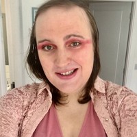 Seperti dikutip Daily Mail, Bingo mengatakan bahwa dia meyakini bahwa Yesus menyukai eyeshadow terangnya itu. Foto: dok. Instagram/@revbingo