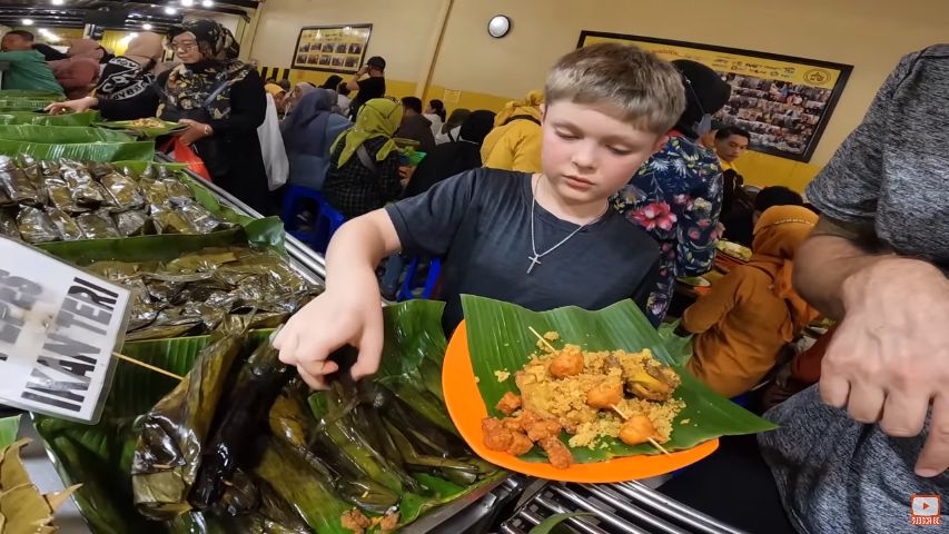 Bule Amerika makan di Alam Sunda