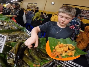 Kisah Bule Amerika Makan Masakan Sunda: Pepes-Ikan Asin Dilahap