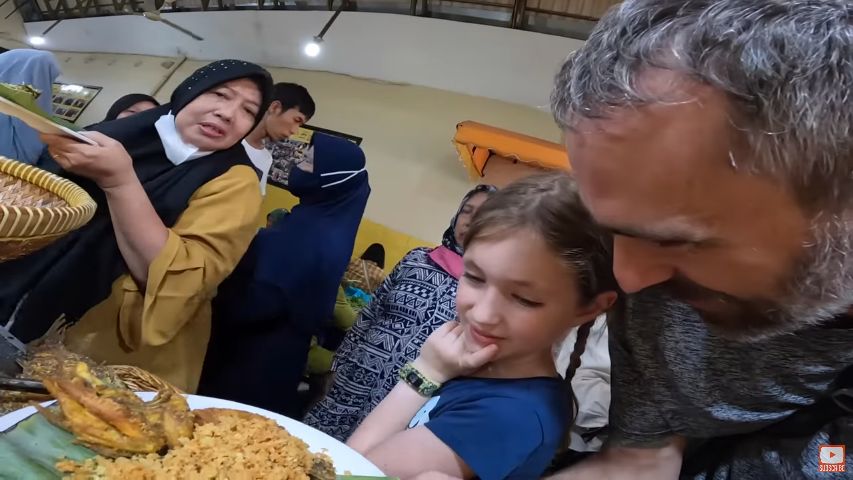 Bule Amerika makan di Alam Sunda