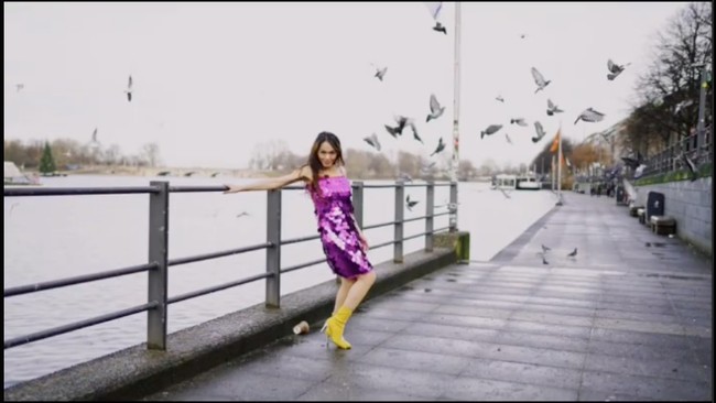 Bunda Corla tampak berjoget dengan begitu lincah. Diketahui aksinya itu untuk dijadikan video klip dari lagu karya terbarunya yang berjudul Mari Kita Goyang. Foto: Instagram/@corla_2