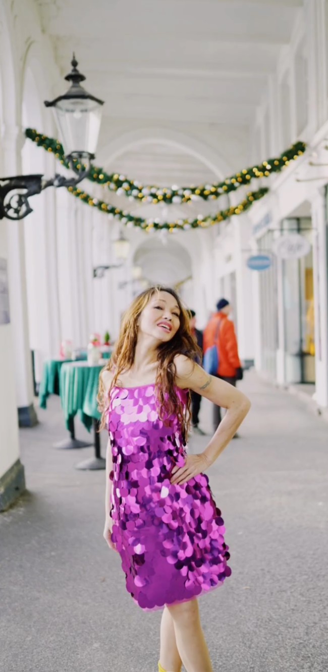 Melalui akun Instagram pribadinya Bunda Corla membagikan foto-fotonya saat berjoget. Ia tampak mengenakan mini dress berwarna pink ngejreng dengan rambut panjang yang dibiarkan terurai. Foto: Instagram/@corla_2