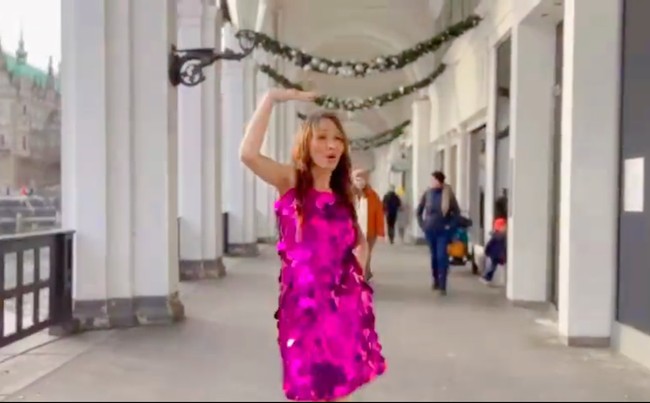 Tak hanya di satu tempat, Bunda Corla juga terlihat berpindah-pindah ke beberapa tempat. Meski banyak orang yang berlalu lalang namun ia tetap cuek berjoget. Foto: Instagram/@corla_2