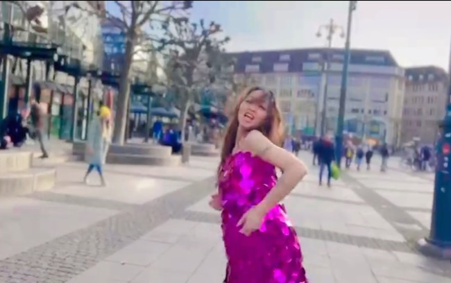 Penampilan Bunda Corla dengan mengenakan mini dress di tengah dinginnya Jerman membuat beberapa netizen ikut berkomentar. Yaolo bun, itu kan lagi winter. Dia pake you can see loh. Juaraaaaa, komentar salah seorang netizen. Foto: Instagram/@corla_2