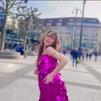 Penampilan Bunda Corla dengan mengenakan mini dress di tengah dinginnya Jerman membuat beberapa netizen ikut berkomentar. Yaolo bun, itu kan lagi winter. Dia pake you can see loh. Juaraaaaa, komentar salah seorang netizen. Foto: Instagram/@corla_2