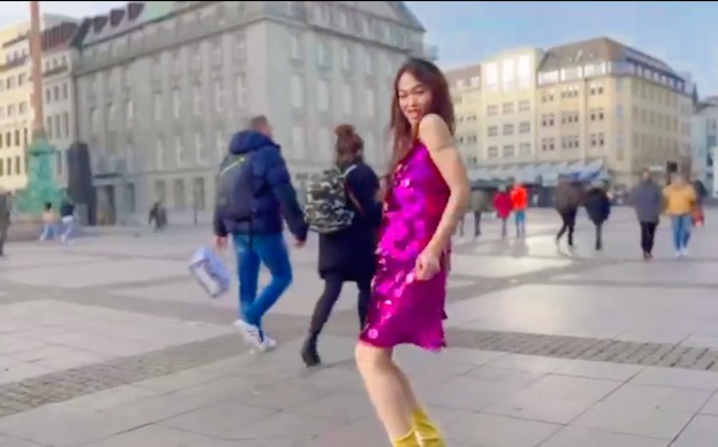 Walaupun cuaca di Jerman sedang dingin namun tampaknya Bunda Corla tak merasa kedinginan mengenakan mini dress tersebut. Ia tetap terus bergoyang dengan lincah sambil bernyanyi. Foto: Instagram/@corla_2