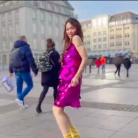 Walaupun cuaca di Jerman sedang dingin namun tampaknya Bunda Corla tak merasa kedinginan mengenakan mini dress tersebut. Ia tetap terus bergoyang dengan lincah sambil bernyanyi. Foto: Instagram/@corla_2