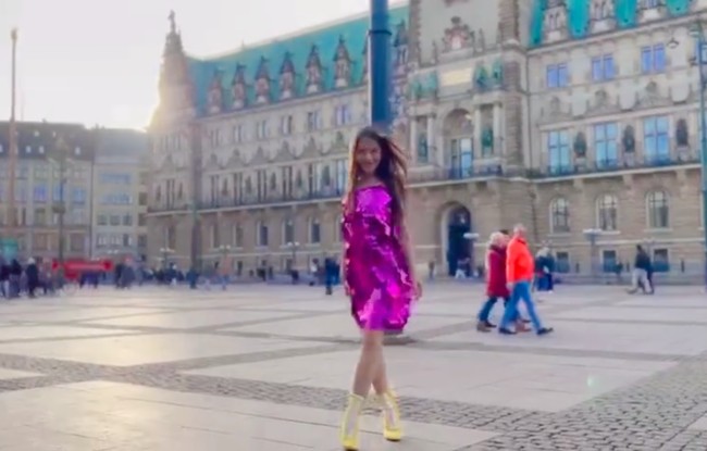 Bunda Corla sendiri kabarnya akan kembali ke Indonesia pada Januari 2023 ini. Ivan Gunawan bahkan sudah menyiapkan acara khusus untuk menyambut kedatangan Bunda Corla. Foto: Instagram/@corla_2