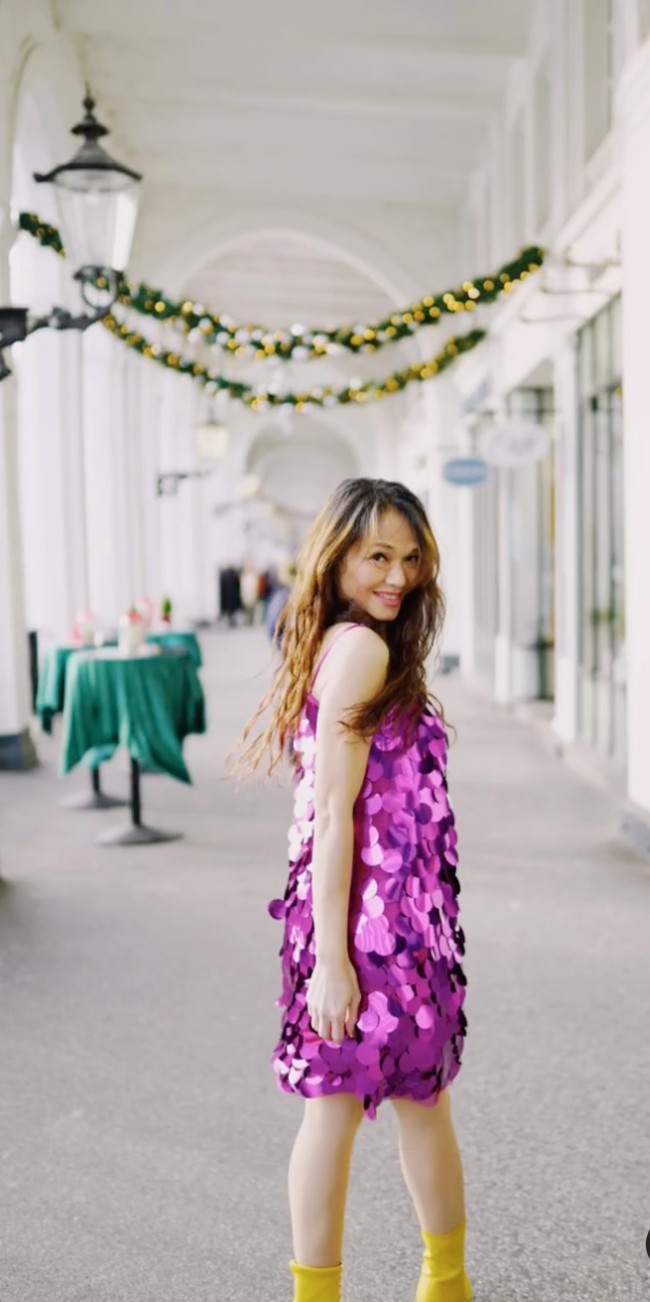 Nama Bunda Corla kembali disorot karena penampilan nekatnya di tengah cuaca dingin di Jerman. Alih-alih mengenakan baju tebal, Bunda Corla justru tampak mengenakan mini dress tak berlengan untuk berjoget di jalanan Jerman. Foto: Instagram/@corla_2