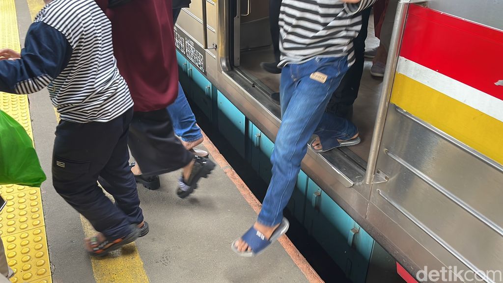 Celah peron di Stasiun Tanah Abang, 3 Januari 2022. (Silvia Ng/detikcom)