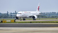 Pesawat penumpang berukuran besar C919 mendarat di Bandara Internasional Haikou Meilan, Hainan, China, Senin (2/1/2023) kemarin.