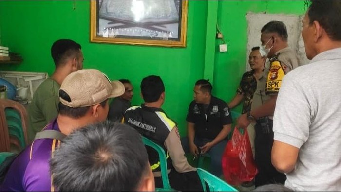 Polisi menangkap seorang pria berinisial HH (52) yang bekerja sebagai pengamen lantaran mencuri sepeda motor di kawasan Pasar Minggu, Jakarta Selatan (Jaksel). Polisi menjelaskan cara HH mencuri sepeda motor milik warga.
