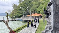Kesan horor tidak kami dapati dalam kunjungan ini karena tempat yang kini sudah tertata rapi. Kuburan terbuka Desa Terunyan Bali begitu ramai selepas kami keluar dari lokasi dengan puluhan rombongan datang silih berganti memadati area itu.
