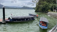 Tiada tiket dan harga-harga pasti membuat kami merasa tak nyaman untuk kedua kali. Setelah nego harga kapal, kami berangkat ke kuburan terbuka Desa Terunyan yang berada di beberapa balik bukit sebelah utara desa.