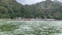Desa Terunyan dilihat dari Danau Batur.