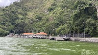 Dermaga kuburan terbuka Desa Terunyan Bali dari Danau Batur.