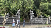 Tiada tiket dan harga-harga pasti membuat kami merasa tak nyaman untuk kedua kali. Setelah nego harga kapal, kami berangkat ke kuburan terbuka Desa Terunyan yang berada di beberapa balik bukit sebelah utara desa.