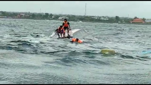 Detik-detik penumpang berenang sebelum fast boat Kebo Iwa tujuan Nusa Penida-Sanur tenggelam, Selasa (3/1/2023).