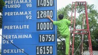 Untuk produk Pertamax (RON 92) turun harga dari Rp 13.900/liter menjadi Rp 12.800/liter. Pertamax Turbo (RON 98) turun dari Rp 15.200/liter menjadi Rp 14.050/liter. Dexlite dari Rp 18.300/liter menjadi Rp 16.150/liter. Sementara Pertamina Dex dari Rp 18.800/liter menjadi Rp 16.750/liter.