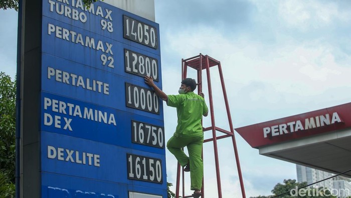 Petugas SPBU mengganti papan harga Pertamax 92 dengan harga baru di SPBU Kwitang, Jakarta, Selasa (3/1/2023). Hari ini tepat pukul 14.00 WIB harga Pertamax 92, Pertamax Turbo, Dexlite hingga Pertamina Dex turun harga.