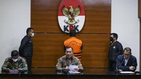 Ketua KPK Firli Bahuri (tengah) bersama Deputi Bidang Penindakan KPK Karyoto (kiri) dan Juru Bicara KPK Ali Fikri (kanan) memberikan keterangan pers terkait penahanan tersangka Kepala Subbagian Penerapan Pidana dan HAM Bagian Penerapan Hukum Biro Bankum Divisi Hukum Polri pada Mabes Polri AKBP Bambang Kayun di Gedung Merah Putih KPK, Jakarta, Selasa (3/1/2023).