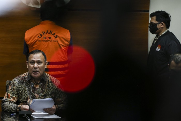 Ketua KPK Firli Bahuri (kiri) memberikan keterangan pers terkait penahanan tersangka Kepala Subbagian Penerapan Pidana dan HAM Bagian Penerapan Hukum Biro Bankum Divisi Hukum Polri pada Mabes Polri AKBP Bambang Kayun di Gedung Merah Putih KPK, Jakarta, Selasa (3/1/2023). KPK resmi menahan Bambang Kayun yang diduga menerima suap sebesar Rp50 miliar dan Rp1 miliar terkait pemalsuan surat dalam perebutan hak waris perusahaan kapal, PT Aria Citra Mulia. ANTARA FOTO/Rivan Awal Lingga/foc.