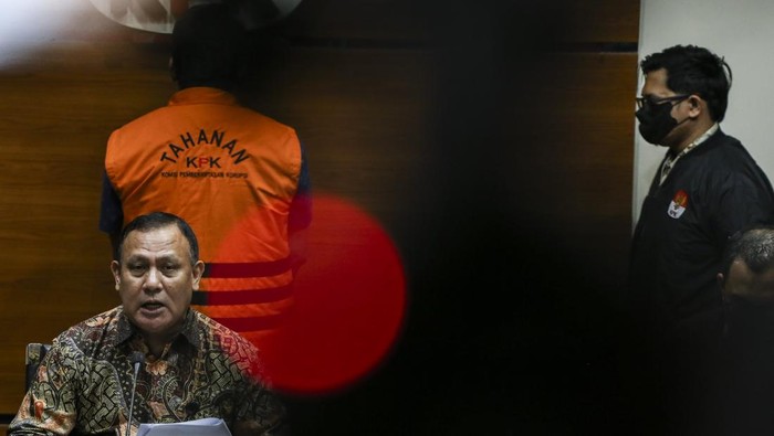 Ketua KPK Firli Bahuri (kiri) memberikan keterangan pers terkait penahanan tersangka Kepala Subbagian Penerapan Pidana dan HAM Bagian Penerapan Hukum Biro Bankum Divisi Hukum Polri pada Mabes Polri AKBP Bambang Kayun di Gedung Merah Putih KPK, Jakarta, Selasa (3/1/2023). KPK resmi menahan Bambang Kayun yang diduga menerima suap sebesar Rp50 miliar dan Rp1 miliar terkait pemalsuan surat dalam perebutan hak waris perusahaan kapal, PT Aria Citra Mulia. ANTARA FOTO/Rivan Awal Lingga/foc.