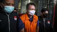 Kepala Subbagian Penerapan Pidana dan HAM Bagian Penerapan Hukum Biro Bankum Divisi Hukum Polri pada Mabes Polri AKBP Bambang Kayun memakai rompi oranye usai menjalani pemeriksaan di Gedung Merah Putih KPK, Jakarta, Selasa (3/1/2023).