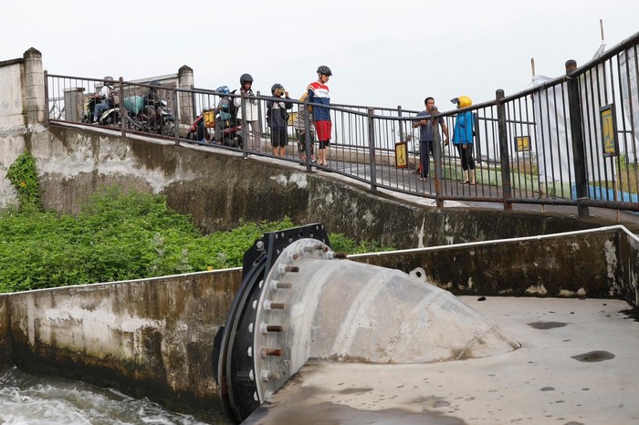 Ganjar Cek Banjir Tambakrejo